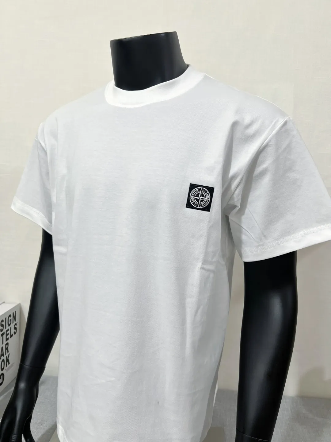 P140 Stone Island/Stone Island classic official website is on sale; small logo embroidery and pressed round neck short-sleeved T-shirt, strictly control the size of the logo, neat and clear letters, and the details are consistent with the original version; the original 240g double yarn 100% cotton fabric is selected; the upper body is simple, beautiful and very durable, with three-needle stitching and high-standard workmanship, with complete three-label details, high-temperature washing, soft fabric, better breathability, no shrinkage or deformation after washing, versatile style Match as you like, European size version, colors: black, dark gray, lilac gray, white; sizes XS-L, (L can wear up to 200 pounds)